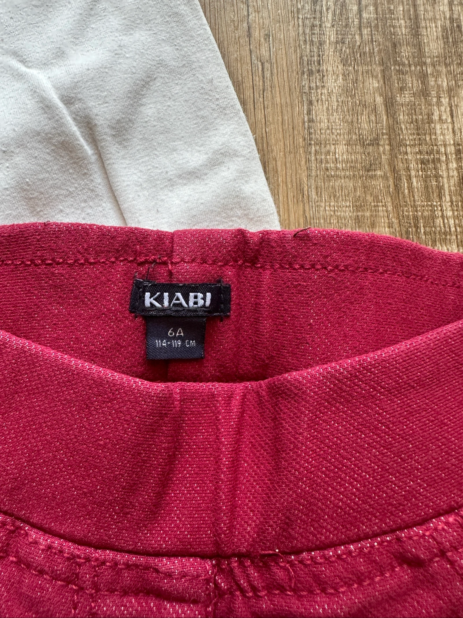 Conjunto para menina de 6 anos blusa branca com estampa + jegging bordô Kiabi – photo 3